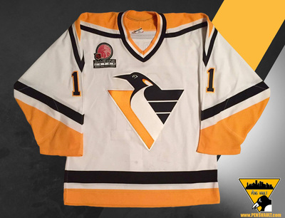 The Pittsburgh Penguins jersey on display at NHL store – Stock